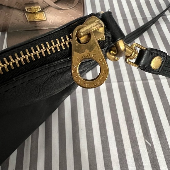 GUC Marc Jacob’s Crossbody w/ COA - Picture 3 of 6